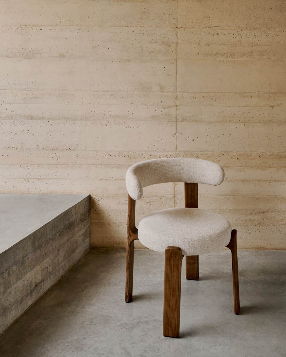 Chaise Granite en tissu chenille beige et bois de frêne finition noyer FSC 100%