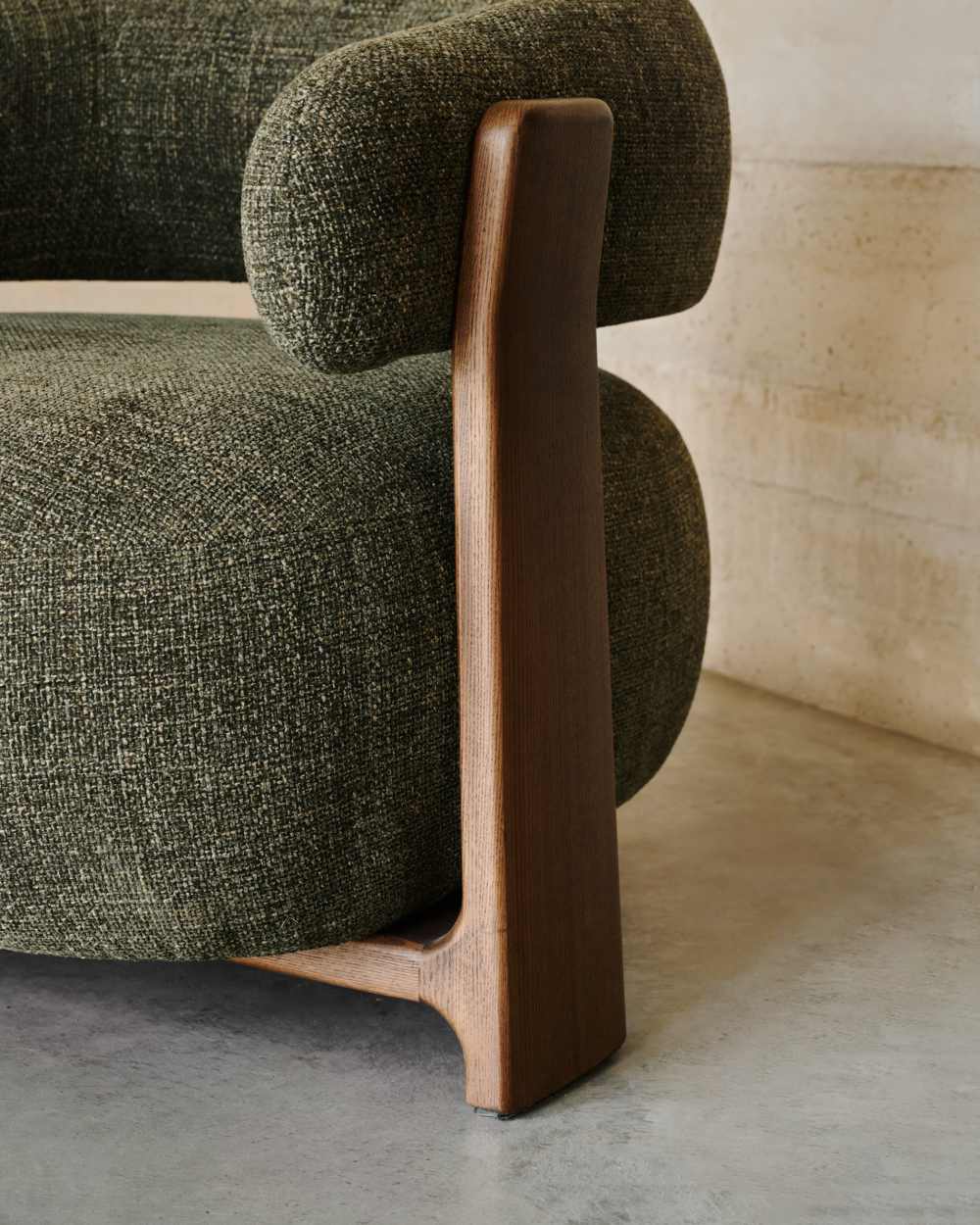 Fauteuil Granite en tissu chenille vert et pieds en bois de frêne finition noyer FSC 100 % - view 2