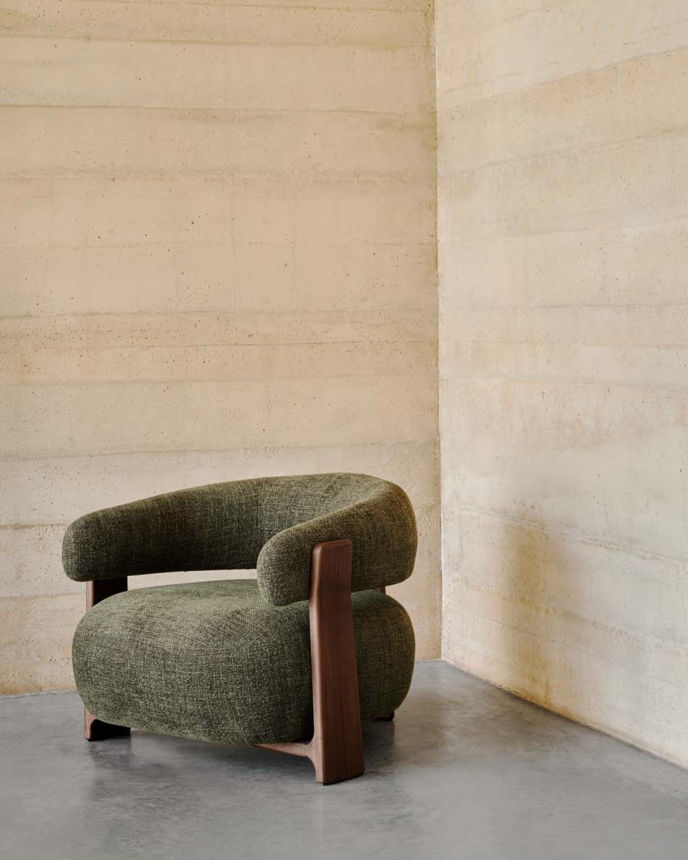 Fauteuil Granite en tissu chenille vert et pieds en bois de frêne finition noyer FSC 100 % - view 3