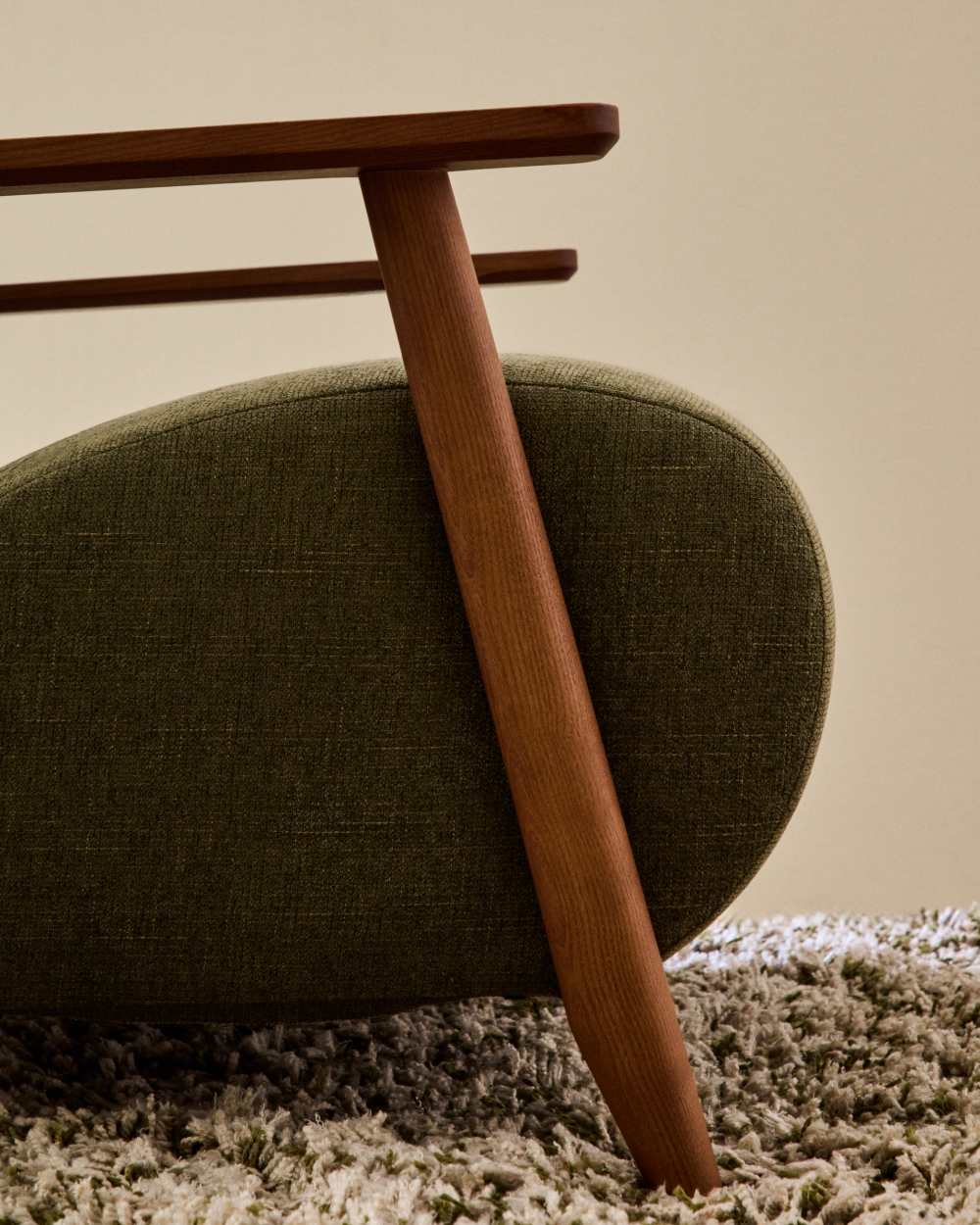 Fauteuil Meghan en chenille verte et bois de frêne finition noyer FSC Mix Credit - view 4