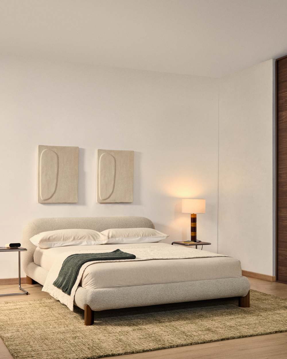 Lit déhoussable Odina en tissu bouclette écrue et pieds en bois de frêne avec finition ton noyer pour matelas de 180 x 200 cm FSC 100% - view 2
