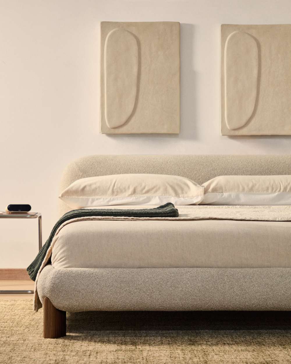 Lit déhoussable Odina en tissu bouclette écrue et pieds en bois de frêne avec finition ton noyer pour matelas de 180 x 200 cm FSC 100% - view 4