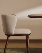 Chaise Ciselia en chenille épaisse beige et pieds en bois de frêne avec finition ton noyer FSC Mix Credit - view 4