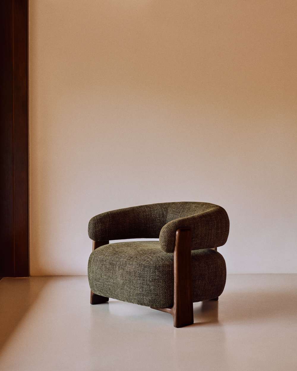 Fauteuil Granite en tissu chenille vert et pieds en bois de frêne finition noyer FSC 100 %