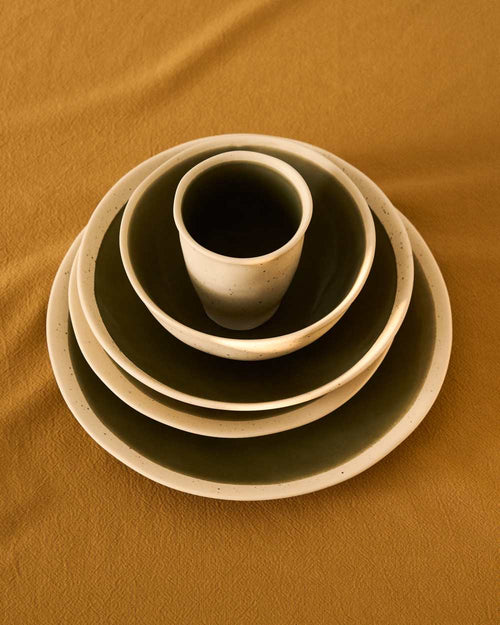 Assiette à dessert Nale en céramique beige avec fond vert - view 2