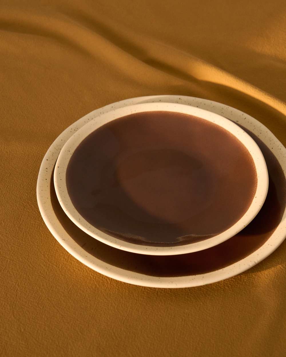 Assiette à dessert Nale en céramique beige avec fond marron - view 2