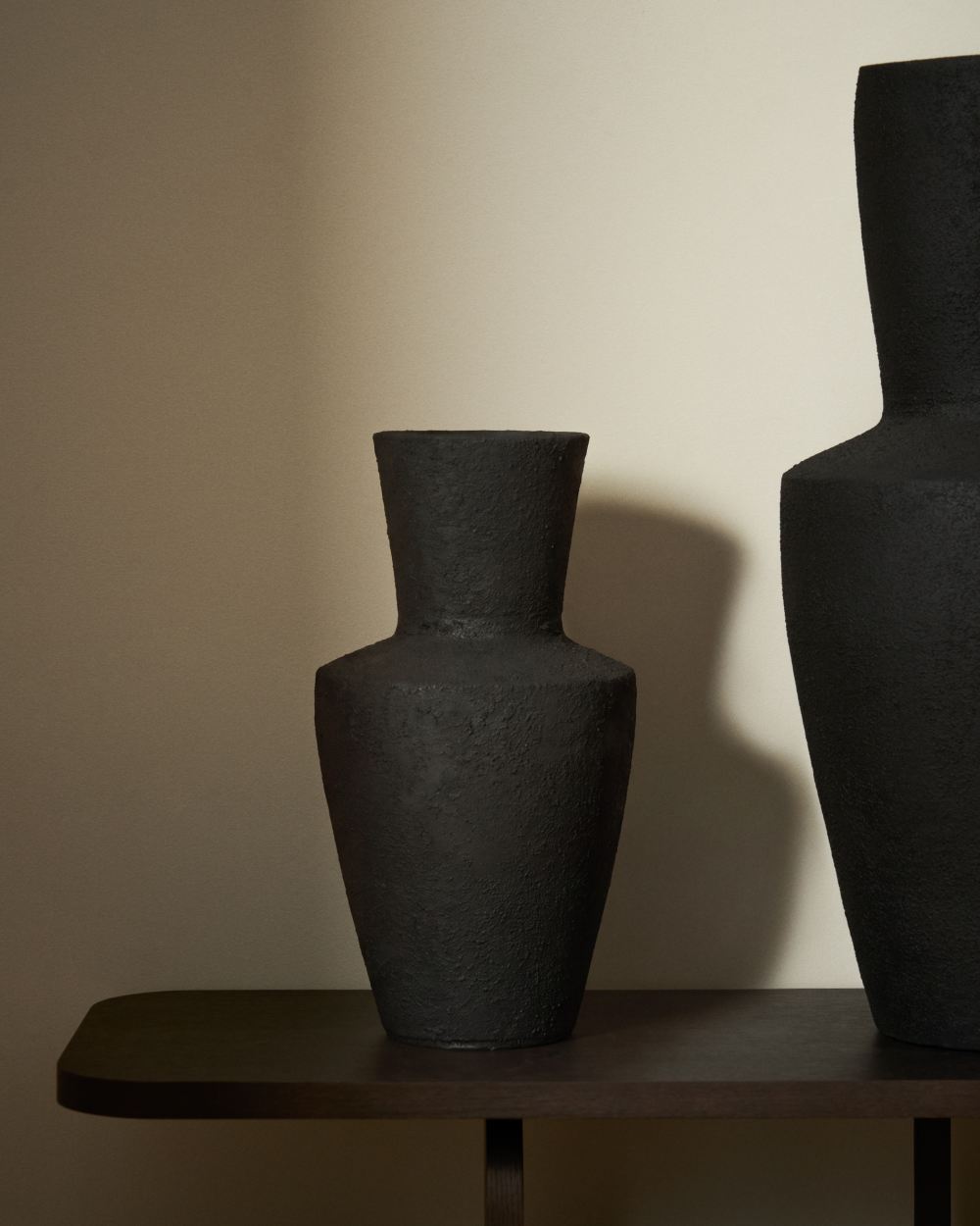 Vase Nerun en terre cuite noire 46 cm - view 2