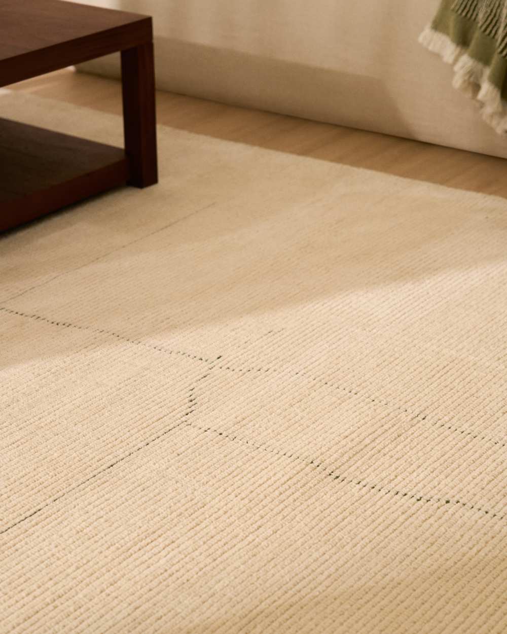 Tapis Lisdan en fibres synthétiques écru avec motif géométrique vert 160 x 230 cm - view 2