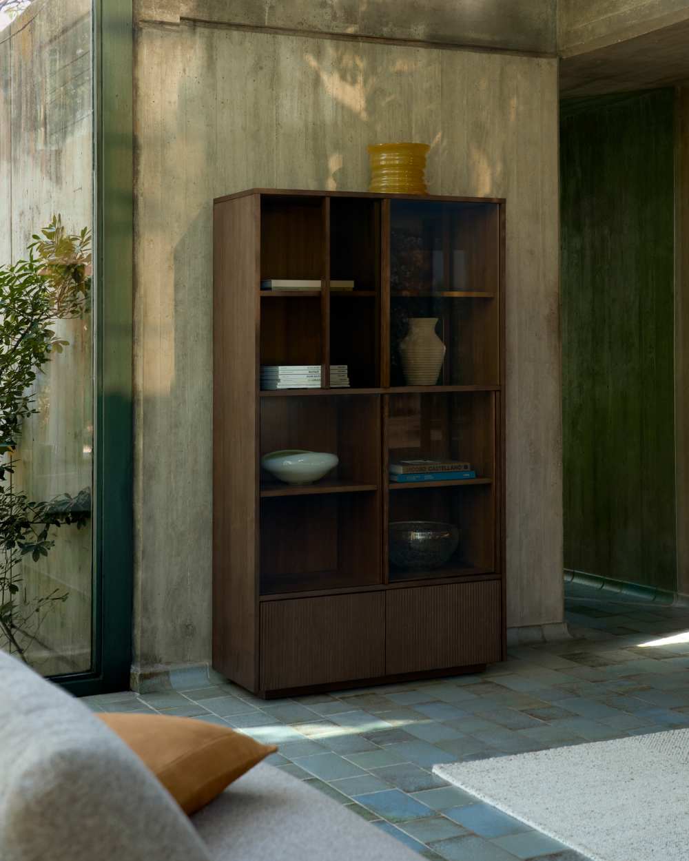Vitrine Helvine 4 portes et 2 tiroirs en placage de frêne avec finition ton noyer et verre trempé 100 x 174 cm FSC 100 % - view 2