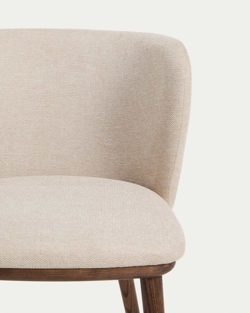 Chaise Ciselia en chenille épaisse beige et pieds en bois de frêne avec finition ton noyer FSC Mix Credit - view 3
