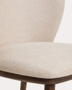 Chaise Ciselia en chenille épaisse beige et pieds en bois de frêne avec finition ton noyer FSC Mix Credit - view 5