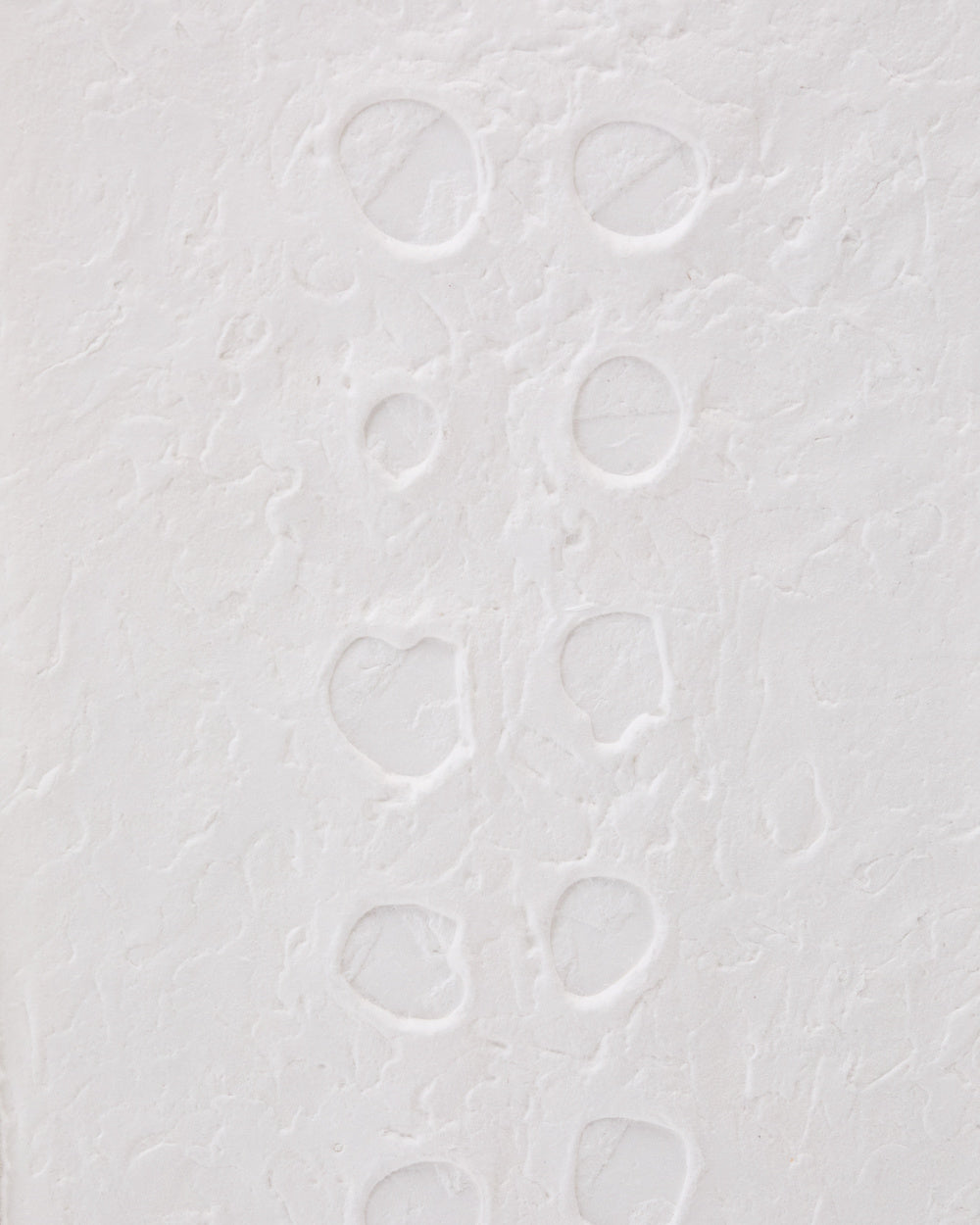 Tableau abstrait Olvin en papier recyclé blanc avec reliefs faits à la main 44 x 94 cm - view 5