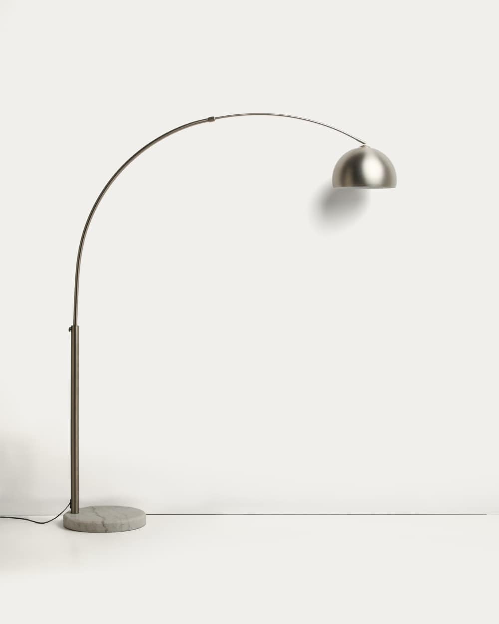 Lampadaire Madali en acier avec finition brossée argentée et marbre blanc