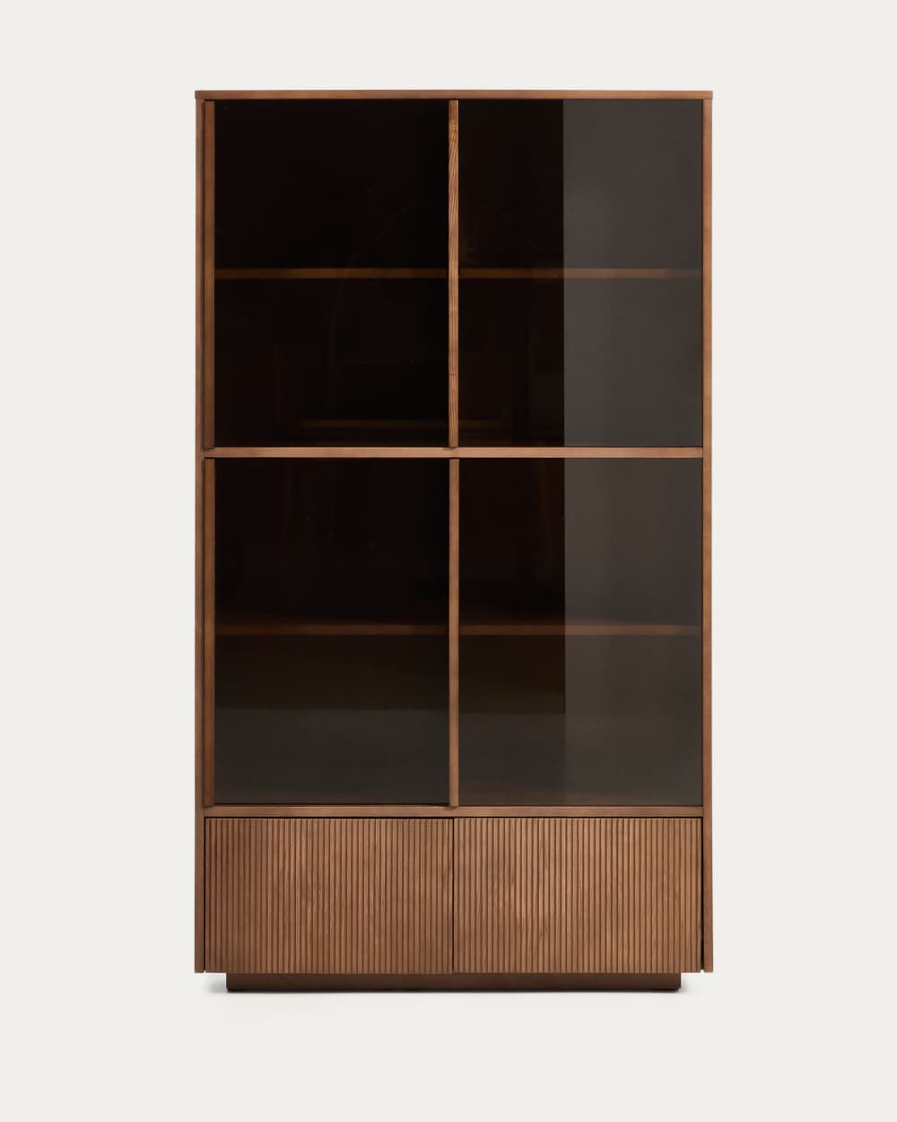 Vitrine Helvine 4 portes et 2 tiroirs en placage de frêne avec finition ton noyer et verre trempé 100 x 174 cm FSC 100 %
