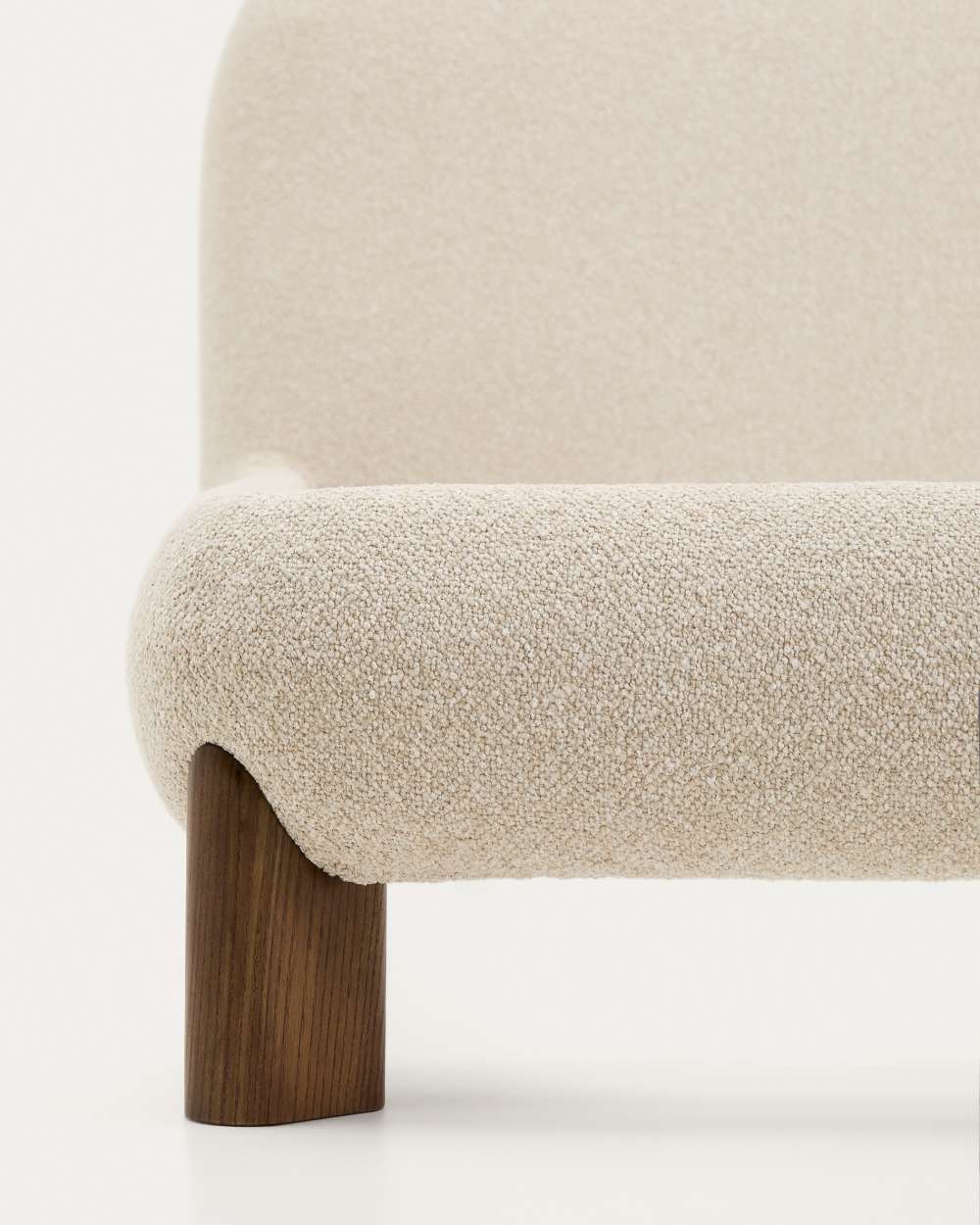 Lit déhoussable Odina en tissu bouclette écrue et pieds en bois de frêne avec finition ton noyer pour matelas de 180 x 200 cm FSC 100% - view 3